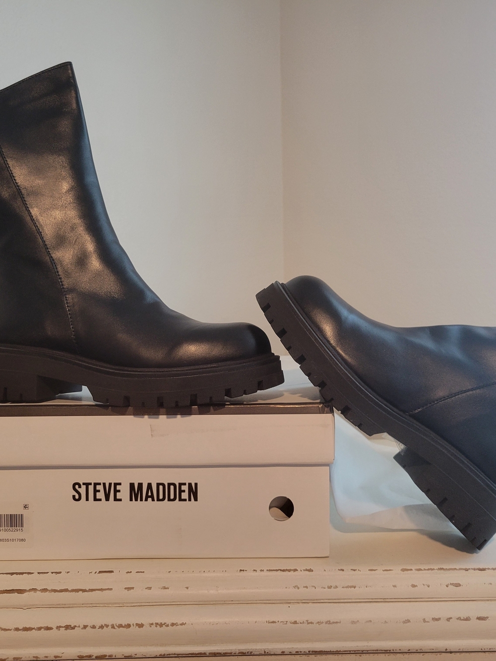 Steve Madden Women's Black Leather Lug-Sole Lami Boots Sz 8